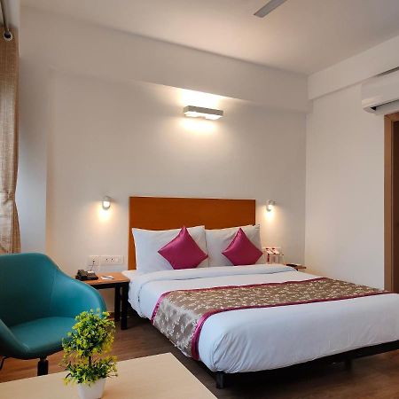 Kanak Beacon Hotel - Ashram Road Ахмедабад Екстер'єр фото