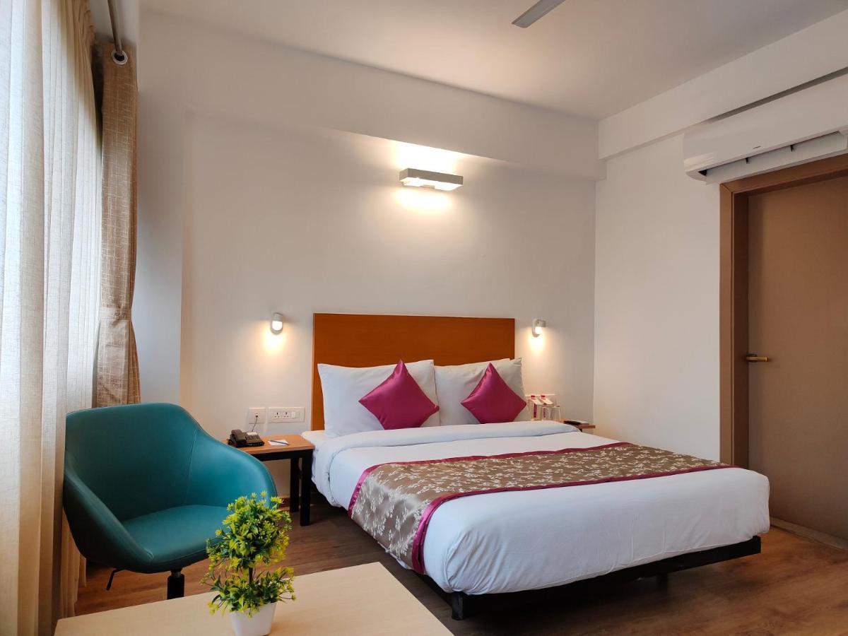 Kanak Beacon Hotel - Ashram Road Ахмедабад Екстер'єр фото
